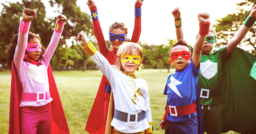 kinderen verkleed als superhelden